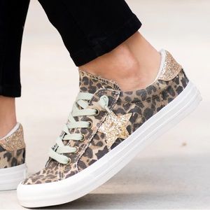 Gypsy Jazz by Very G Tan Leopard Print w Gold Glitter Star Lace Up Sneaker sz9